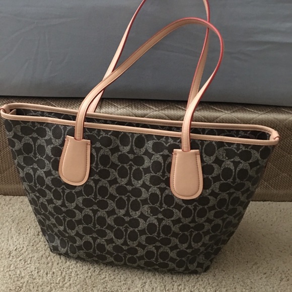 ❌❌sold❌❌Coach Taxi Zip tote - Picture 3 of 8